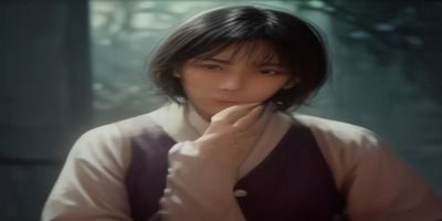 青少年网络安全教育课堂场景，老师在讲台前向学生展示网络危害案例，教室明亮温暖